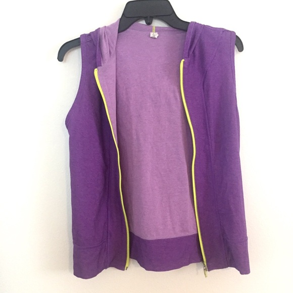 Youth Under Armour sleeveless hoodie. Large - Picture 3 of 10